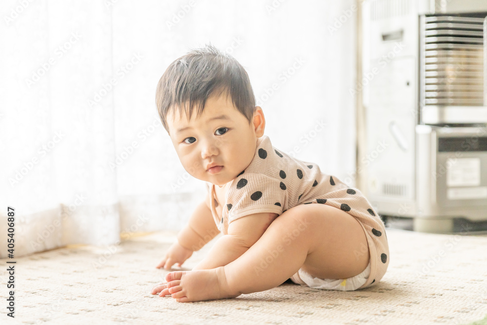 リビングの窓辺でお座りやはいはいをする赤ちゃん リビングの窓辺でお座りやはいはいをする赤ちゃん