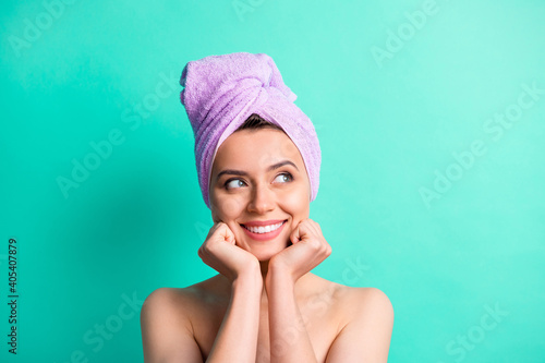 Photo Photo of charming lady look empty space enjoy spa procedures wear purple towel t