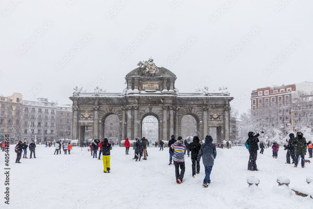 Fototapeta premium people enjoying the streets of snow, in the city of Madrid, covered by the storm philomena, january 05, 2021 in Madrid