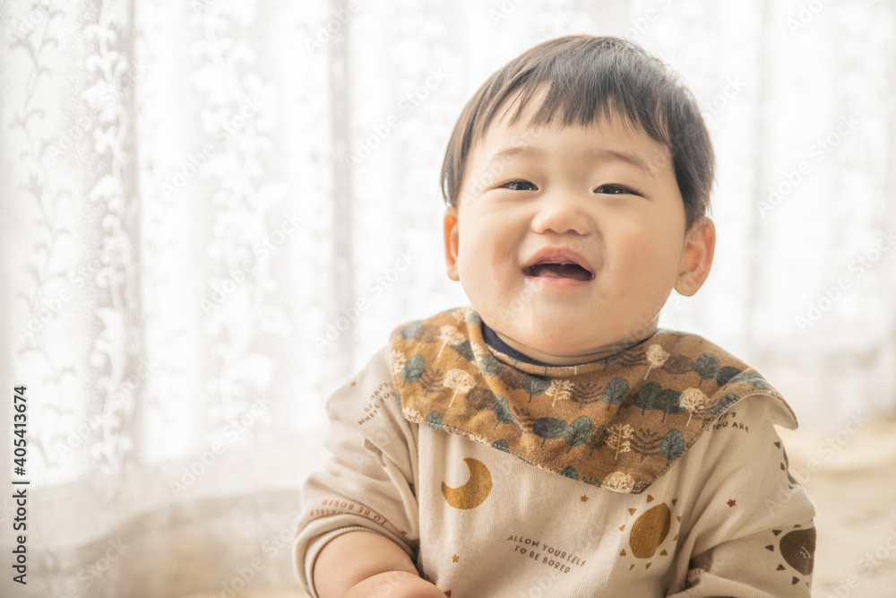 リビングでリモコンで遊ぶ赤ちゃん リビングでリモコンで遊ぶ赤ちゃん