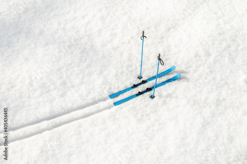Miniature ski in fluffy snow (ID: 405436445)