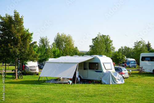 Schöner Campingplatz in der Natur mit Wohnwagen und Wohnmobile und blauem Himmel © www.push2hit.de