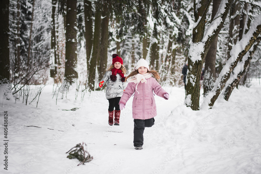 Fototapeta premium Two little girls playing in the winter