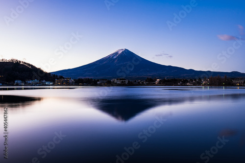河口湖から眺める富士山 冬の朝景