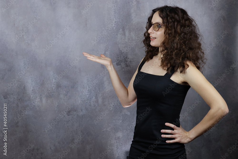 Obraz premium Beautiful attractive girl with glasses on a gray background