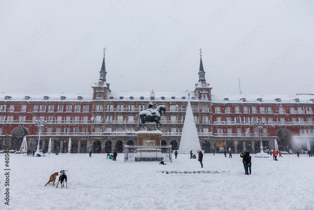 Obraz premium MADRID, SPAIN - JANUARY 09, 2021 - people enjoying the streets of snow, in the city of Madrid, covered by the storm philomena, january 05, 2021 in Madrid