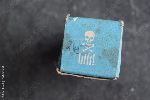 Totenkopfsymbol auf einer alten  Pappschachtel
