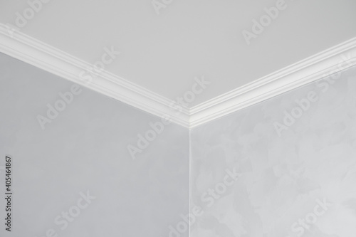 Papier peint White ceiling with a white plinth in a room with gray painted walls
