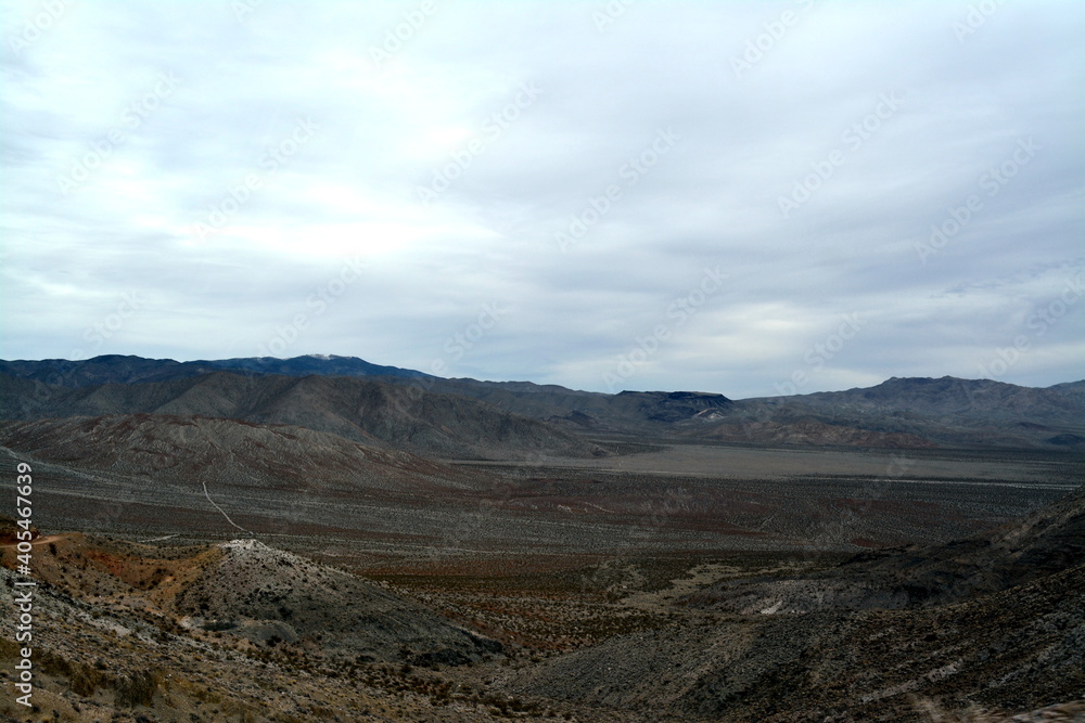 Fototapeta premium scenery in the Death Valley National Park with beautiful landscape, mountains and desert