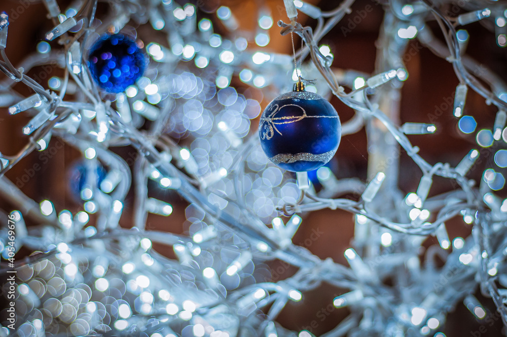 Detalle de bolas de navidad azules colgadas en un árbol con luces de navidad  Stock Photo | Adobe Stock