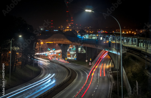 Widok na oświetloną panoramę miasta nocą