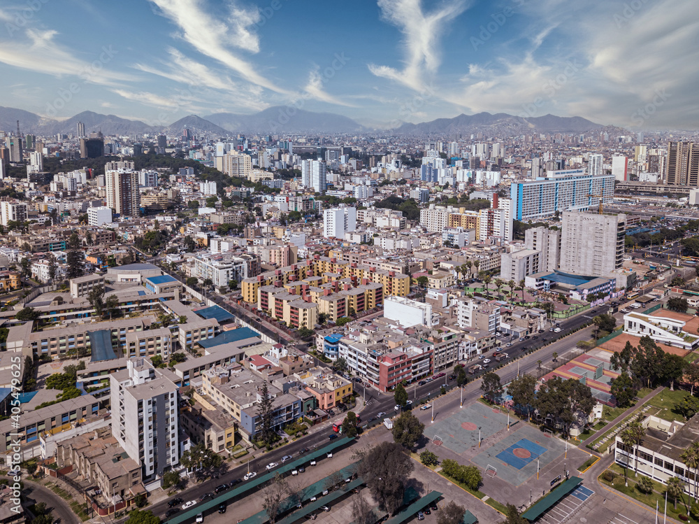 Fototapeta premium Paisaje urbano con edificios altos