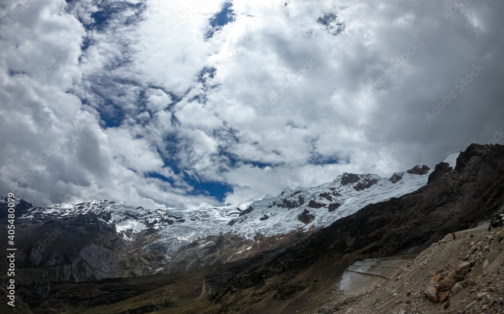 Pico de una montaña con nieve