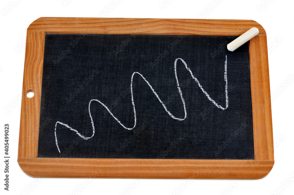 Trait sinueux dessiné sur une ardoise d'école avec une craie Trait sinueux dessiné sur une ardoise d'école avec une craie