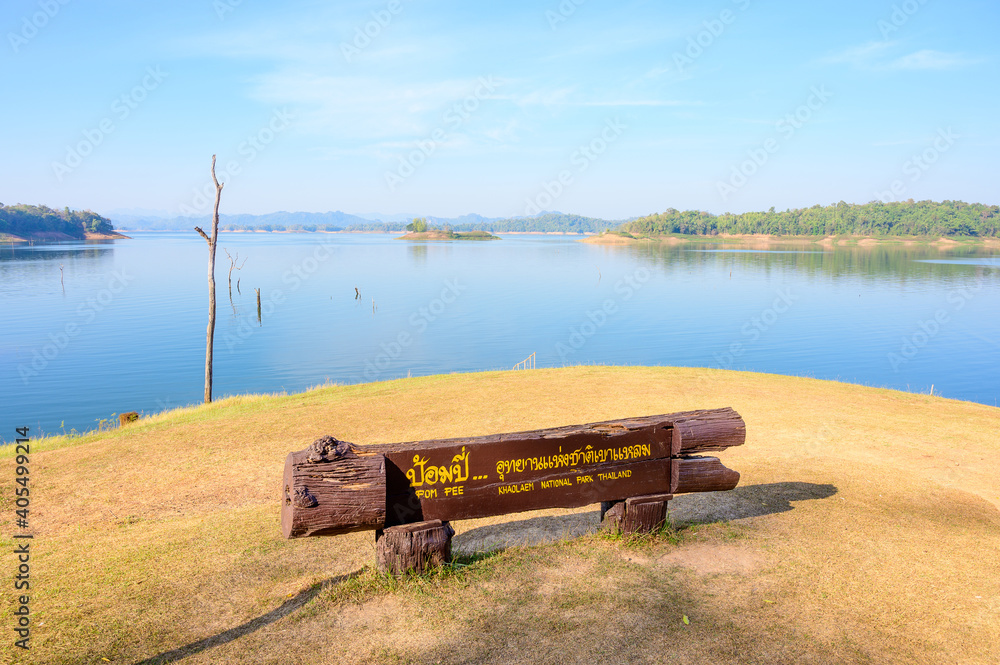 Obraz premium Pompee View Point with Vajiralongkorn dam behind, Khao Laem National Park, Kanchanaburi, Thailand: TEXT TRANSLATION: 