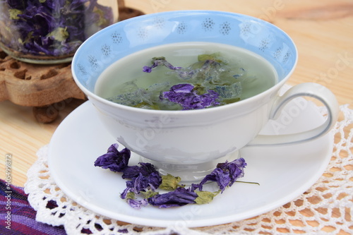Schilderij op canvas Mallow tea, herbal tea with dried mallow flowers in cup