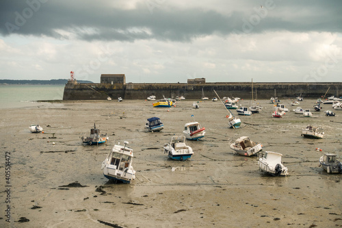 Foto Low tide panoramic view at Granville, France	
Boats lying on the sea floor at lo