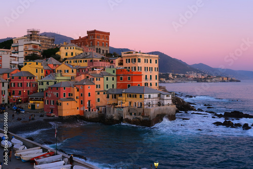 La romantica Boccadasse al tramonto con bellissimi colori pastello in una  atmosfera da fiaba o da sogno