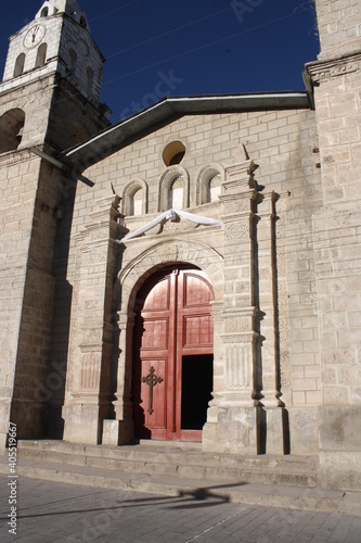 catedral de piedra puerta  © anderson