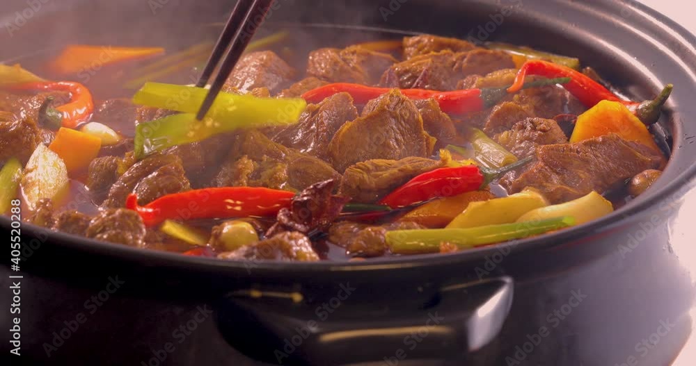 The fragrant braised beef stewed in a clay pot