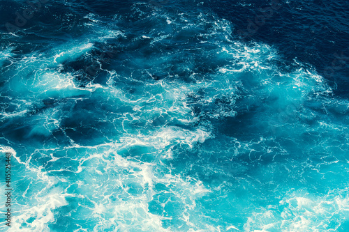 Wilde Wellen im Ozean © fotomowo