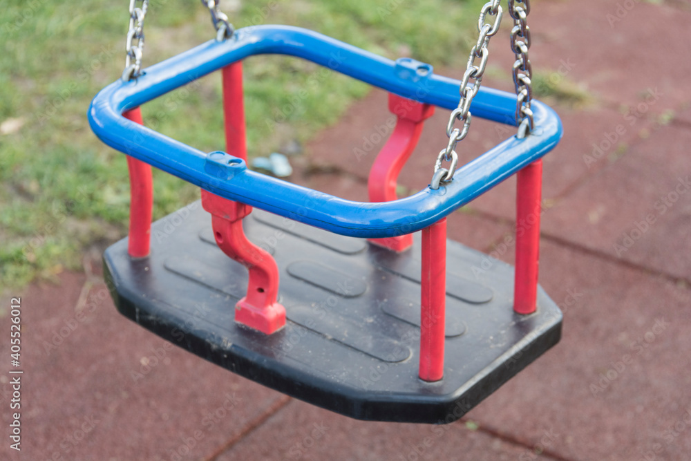 Kinderschaukel auf Spielplatz Kinderschaukel auf Spielplatz