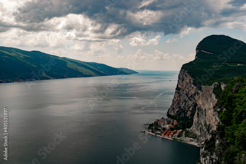 Vista panoramica del lago di Garda durante una giornata nuvolosa con cielo azzurro