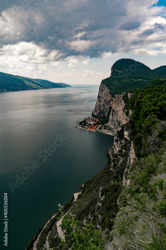 Vista panoramica del lago di Garda durante una giornata nuvolosa con cielo azzurro