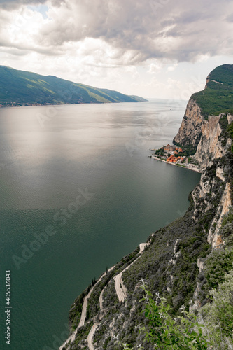 Vista panoramica del lago di Garda durante una giornata nuvolosa con cielo azzurro