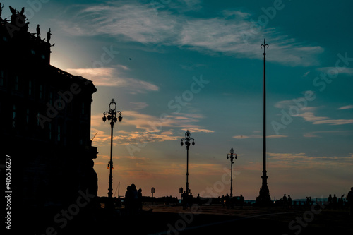 Tramonto invernale in piazza Unità d'Italia a Trieste, controluce, nuvole nel cielo