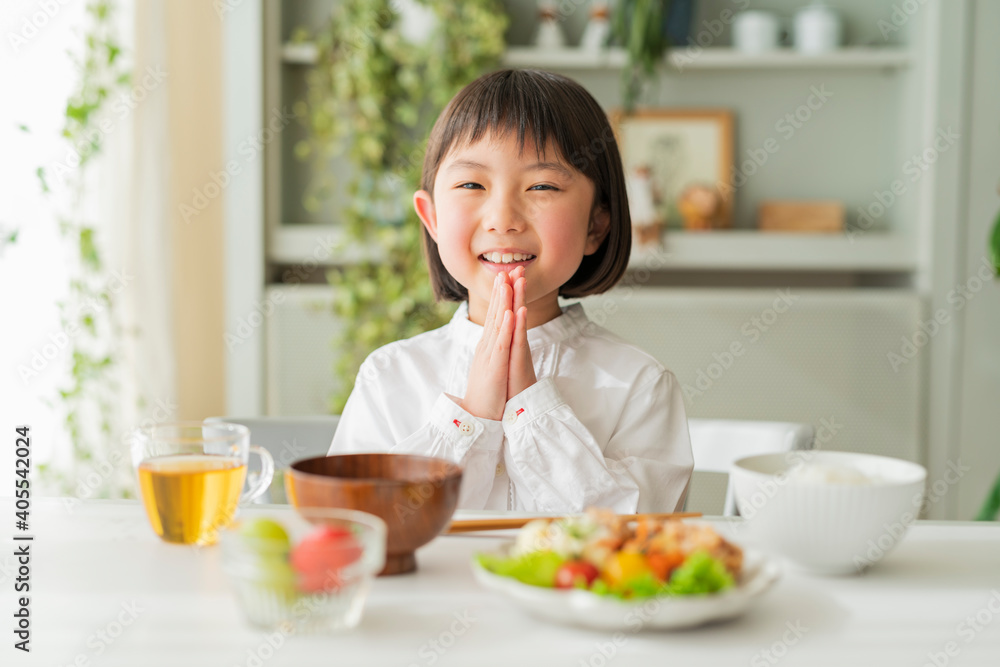 朝ごはんを食べる女の子