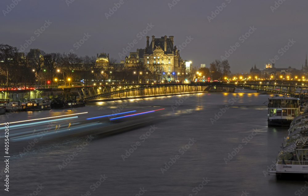 Le musée du Louvre à Paris vue de nuit avec la  Seine