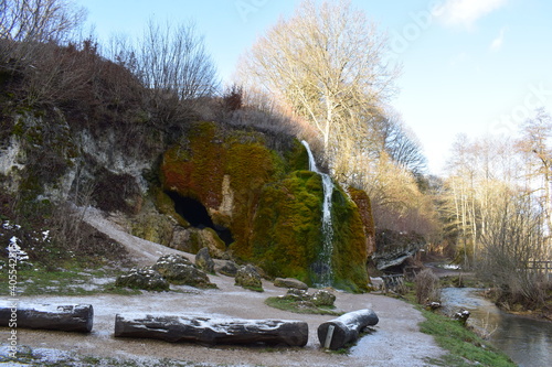 bunter Wasserfall Dreimühlen bei Nohn in der Eifel während des Winters photo