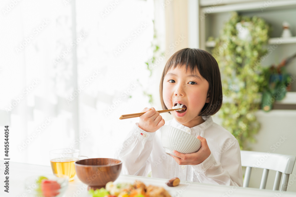 朝ごはんを食べる女の子 朝ごはんを食べる女の子