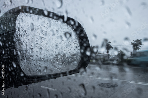Obraz na płótnie Rain drops on car side mirror. w salonie