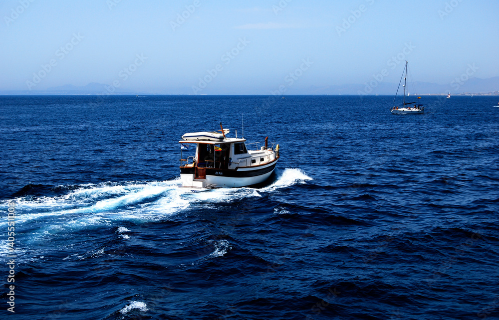 Lancha motora navegando por el mar. Vehículo marino. Lancha rompiendo las olas. Barco pequeño. Lancha motora navegando por el mar. Vehículo marino. Lancha rompiendo las olas. Barco pequeño.