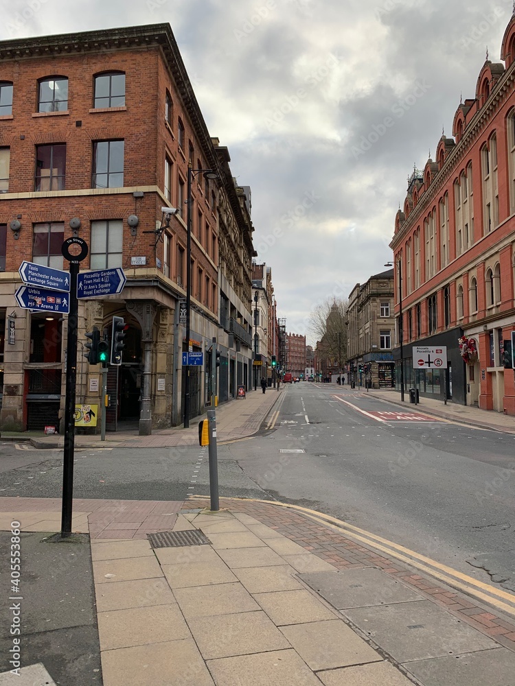 Obraz premium City street in Manchester City centre with buildings in the background. 