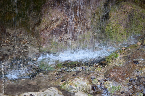 bunter Wasserfall Dreimühlen bei Nohn in der Eifel während des Winters photo