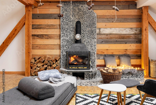Foto Cozy cabin interior with a burning fireplace