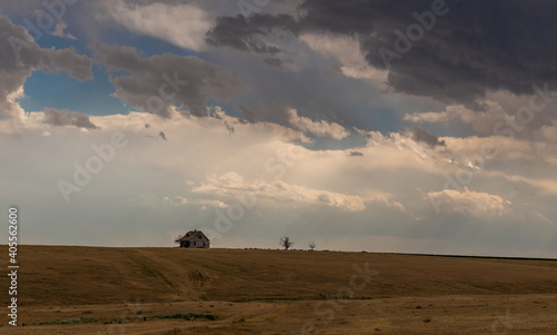 Fotografiet An Abandoned Farmhouse
on the Plains