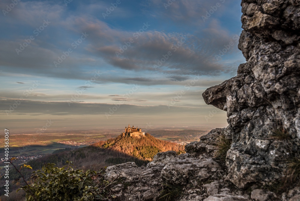 Sonnenaufgang am Zeller Horn mit Blick zur mittelalterlichen Ritterburg Burg Hohenzollern mit einem Felsengesicht in Bisingen Hechingen, Deutschland