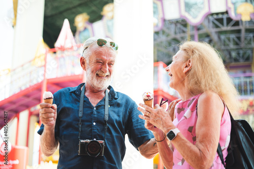 senior old couple celebrati...