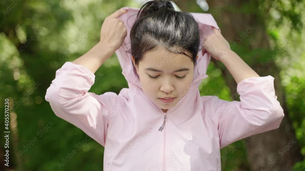 Young Asian women are wearing hooded jackets to stay warm.
Young Asian women are wearing hooded jackets to stay warm.