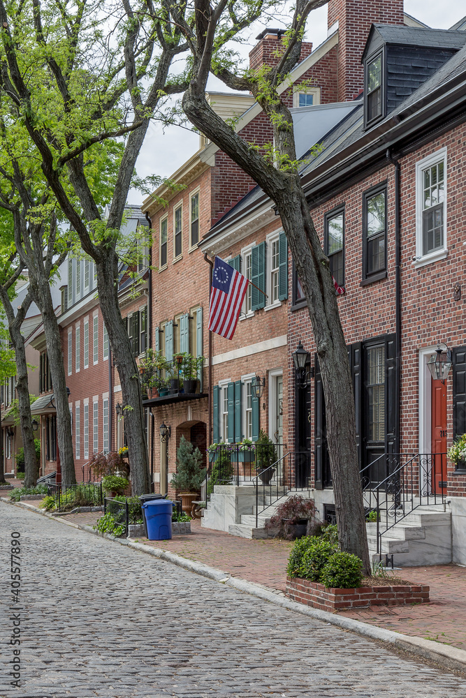 Obraz premium Philadelphia street scene in historical Society Hill section of the city. Showing colonial homes on a cobblestone street.
