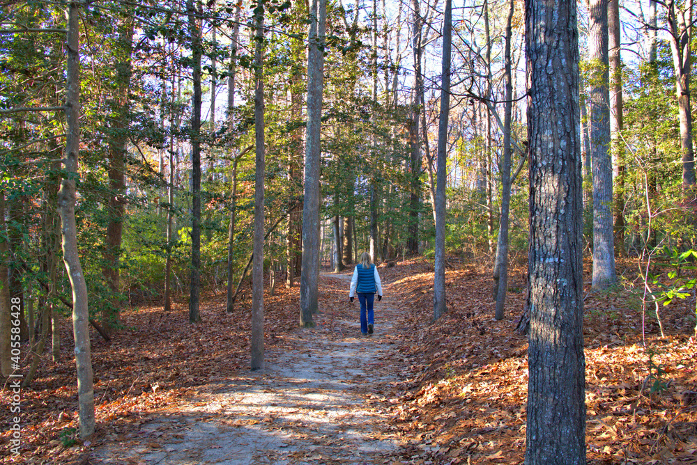 Fototapeta premium Woman taking advantage of the fall weather on a hiking trail