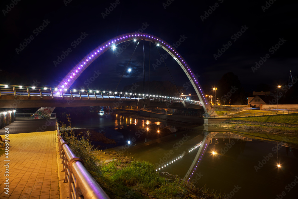 Obraz premium Freedom bridge (Vabaduse) over Suur Emajogi river in Tartu. Estonia