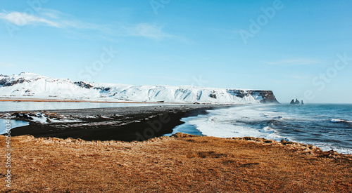 Ausblick von einem Panoramafelsen namens Dyrholaey im Süden Islands. Blick auf einen schwarzen Strand und blaues Meer. Panorama auf den Reynisfjara Black Sand Beach. photo