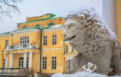 Fotografija Sculpture of  formidable lion near  manor house in an old noble manor