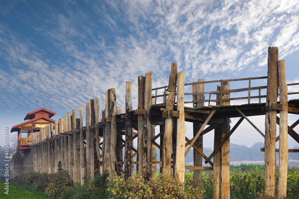 Fototapeta premium Sunrise over the historic wooden U Bein Bridge with foggy sky near Mandalay in Myanmar (Burma)