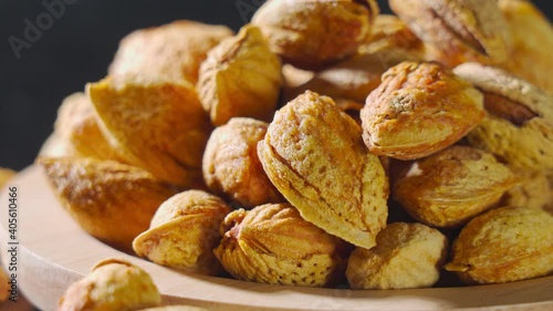 Put the peeled almonds on the tablecloth